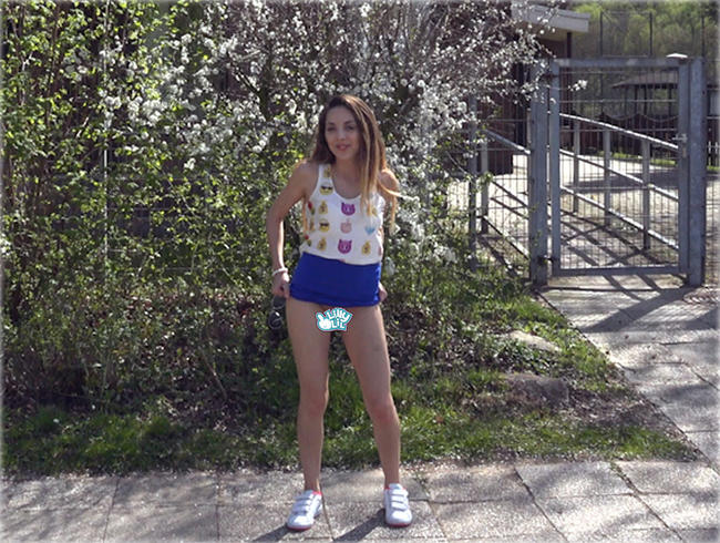 lilly lil Porno Video: Bisschen Pipi von Lilly dann spritzt dein Willi!!!